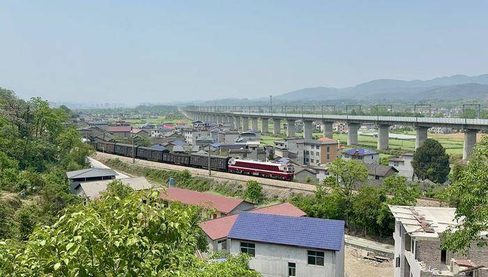 皇冠信用网登3代理注册
_铁路部门回应界面新闻报道：焦柳铁路6个区段将陆续安装防护栅栏
