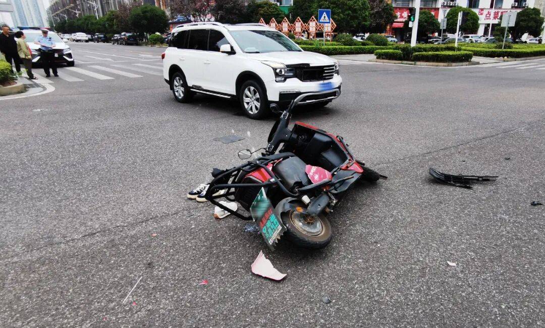 皇冠皇冠信用网平台_湖南湘潭一女生骑车闯红灯皇冠皇冠信用网平台，骨折、肝破裂…