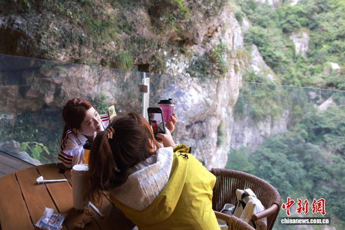 皇冠信用網怎么开账号_浙江温州乐清雁荡山：悬崖咖啡助力传统景区焕新出圈