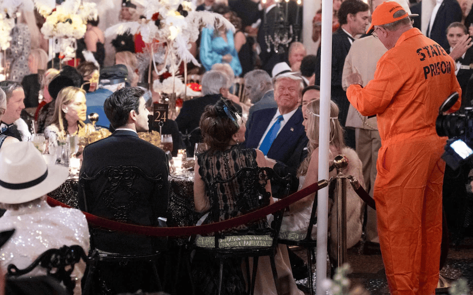 皇冠信用网注册_“了不起的特朗普”花天酒地皇冠信用网注册，4200万美国人却正挨饿