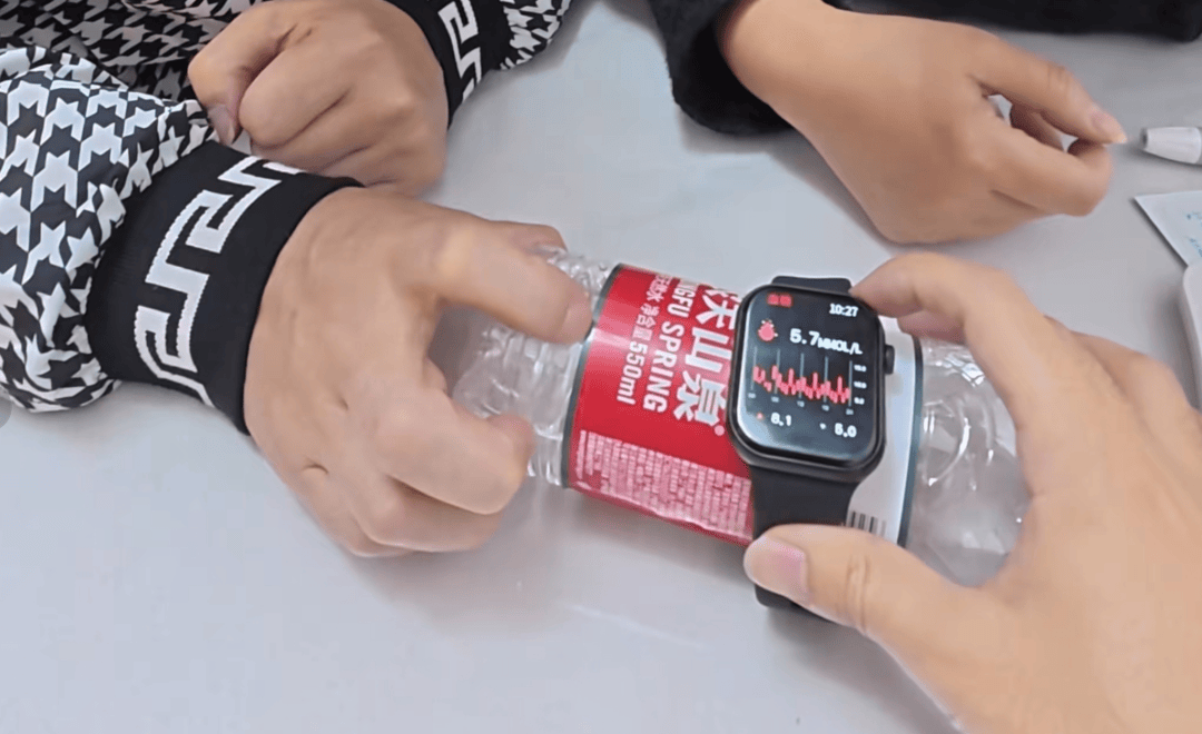 皇冠如何代理_父母花84元网购“神奇手表”皇冠如何代理，儿子发现能测万物：猫咪血糖5.9，吸尘器血糖7.4，父母：下次不买了