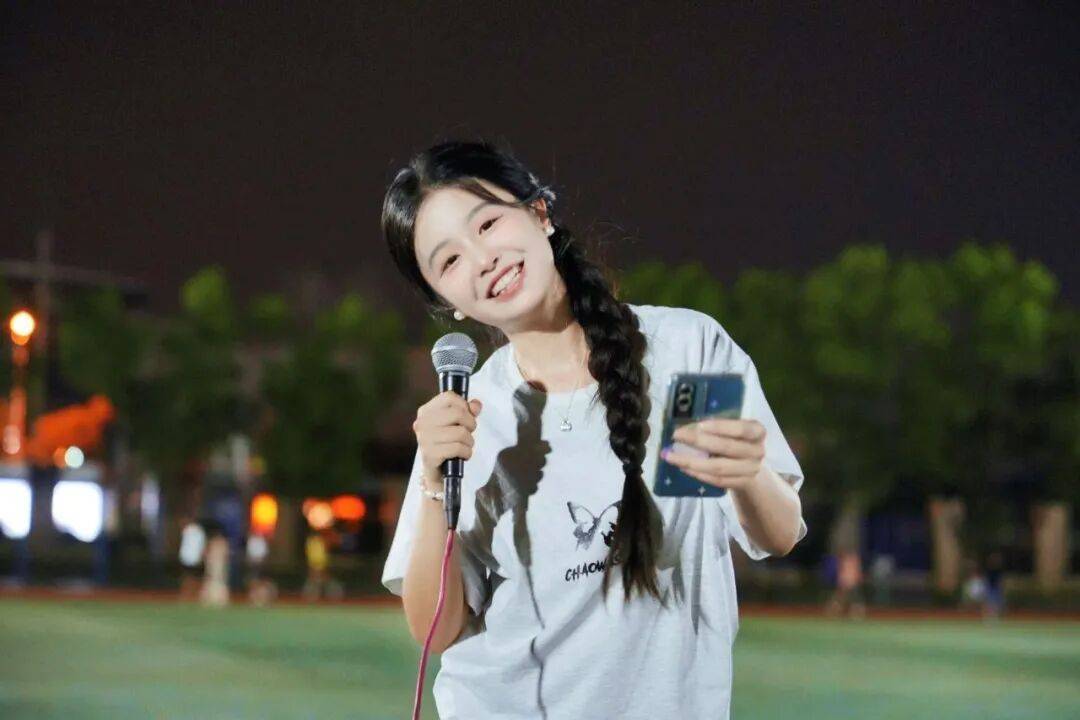 皇冠d盘_罗雨欣（武汉女大学生）皇冠d盘，剪掉37厘米长发！原因公开